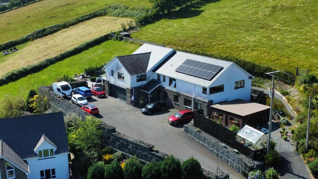 Y Grange Panzió Llanfihangel-y-Creuddyn Kültér fotó