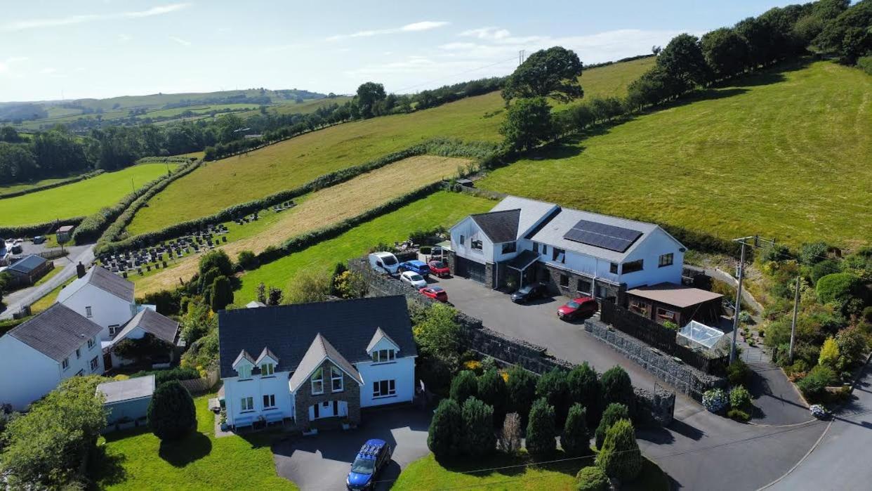 Y Grange Panzió Llanfihangel-y-Creuddyn Kültér fotó