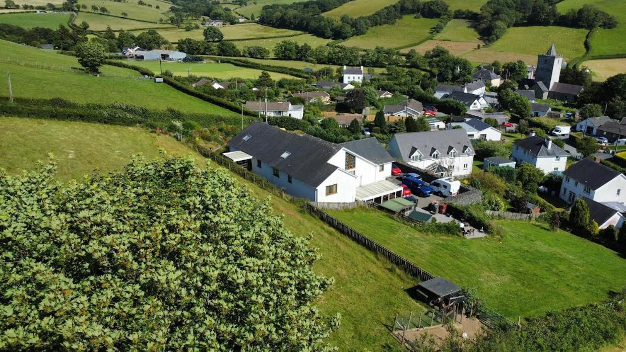Y Grange Panzió Llanfihangel-y-Creuddyn Kültér fotó