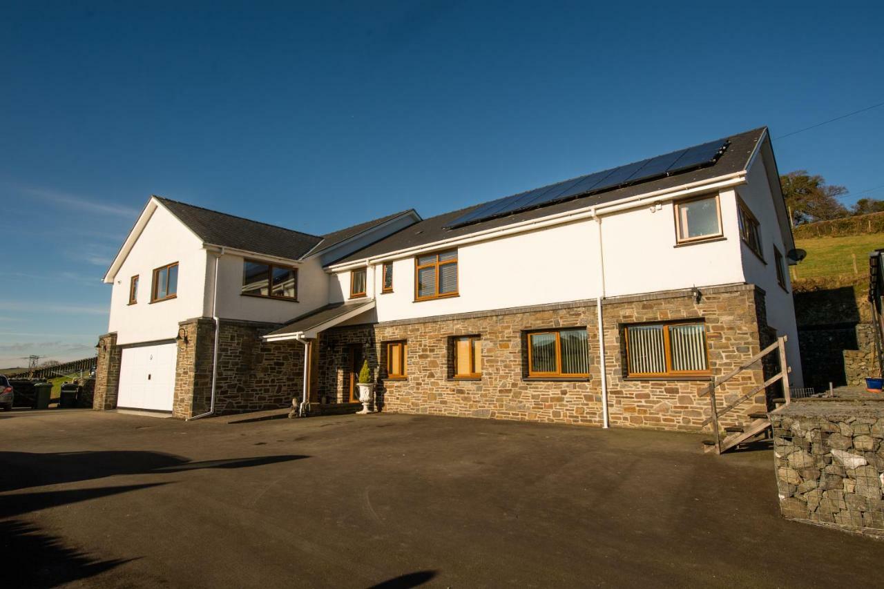 Y Grange Panzió Llanfihangel-y-Creuddyn Kültér fotó