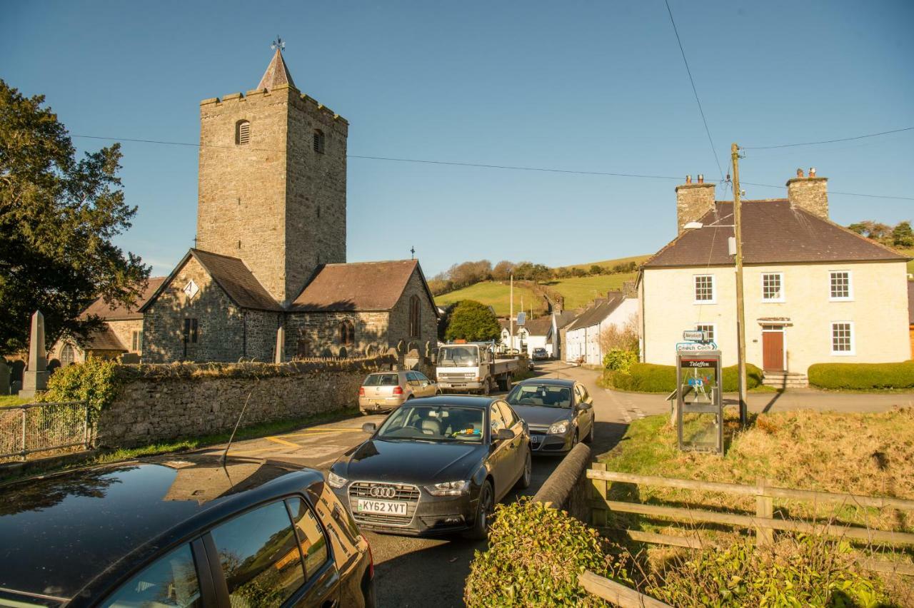 Y Grange Panzió Llanfihangel-y-Creuddyn Kültér fotó