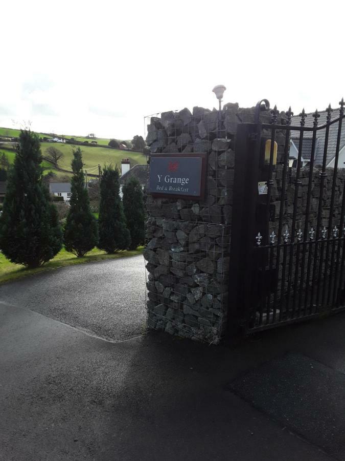 Y Grange Panzió Llanfihangel-y-Creuddyn Kültér fotó