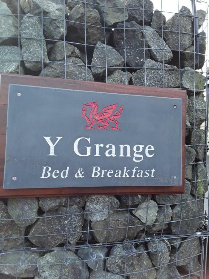 Y Grange Panzió Llanfihangel-y-Creuddyn Kültér fotó
